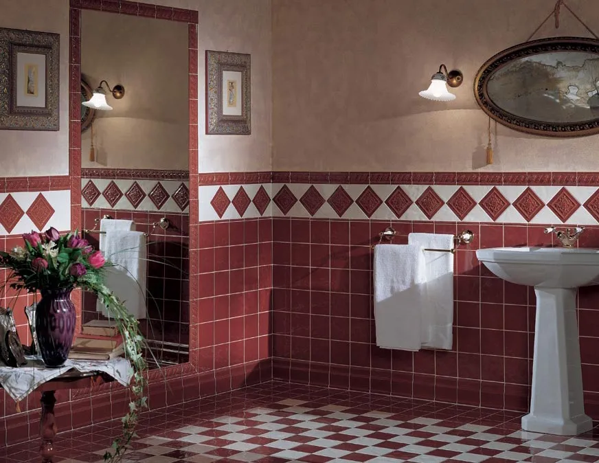 маленькая ванная комната в бордовом цвете