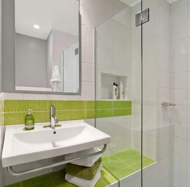 дизайн плитки в маленькой ванной комнате