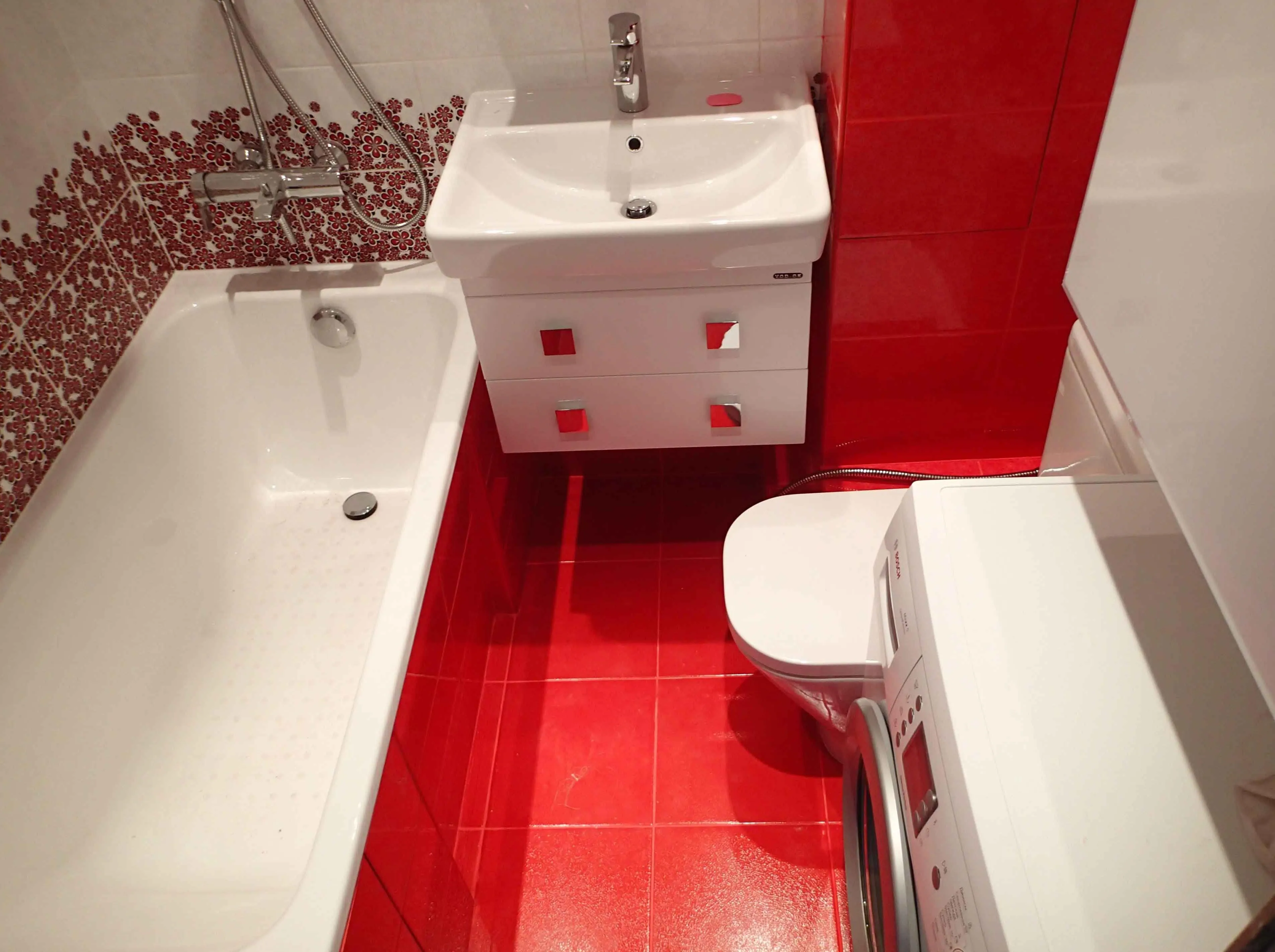 дизайн плитки в маленькой ванной комнате 