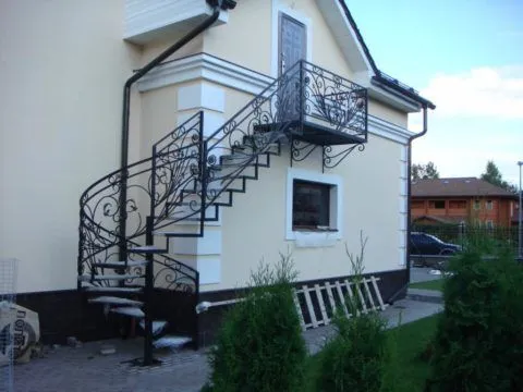 Кованая лестница – украшение дома